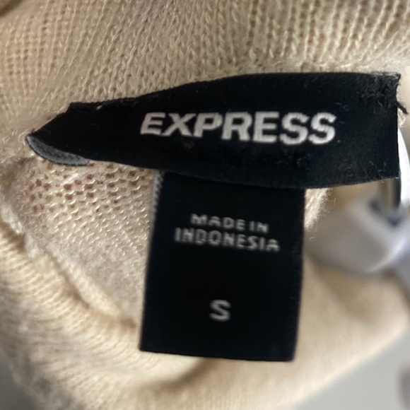 EXPRESS Off-White Turtleneck Sweater – Size S - Picture 7 of 7